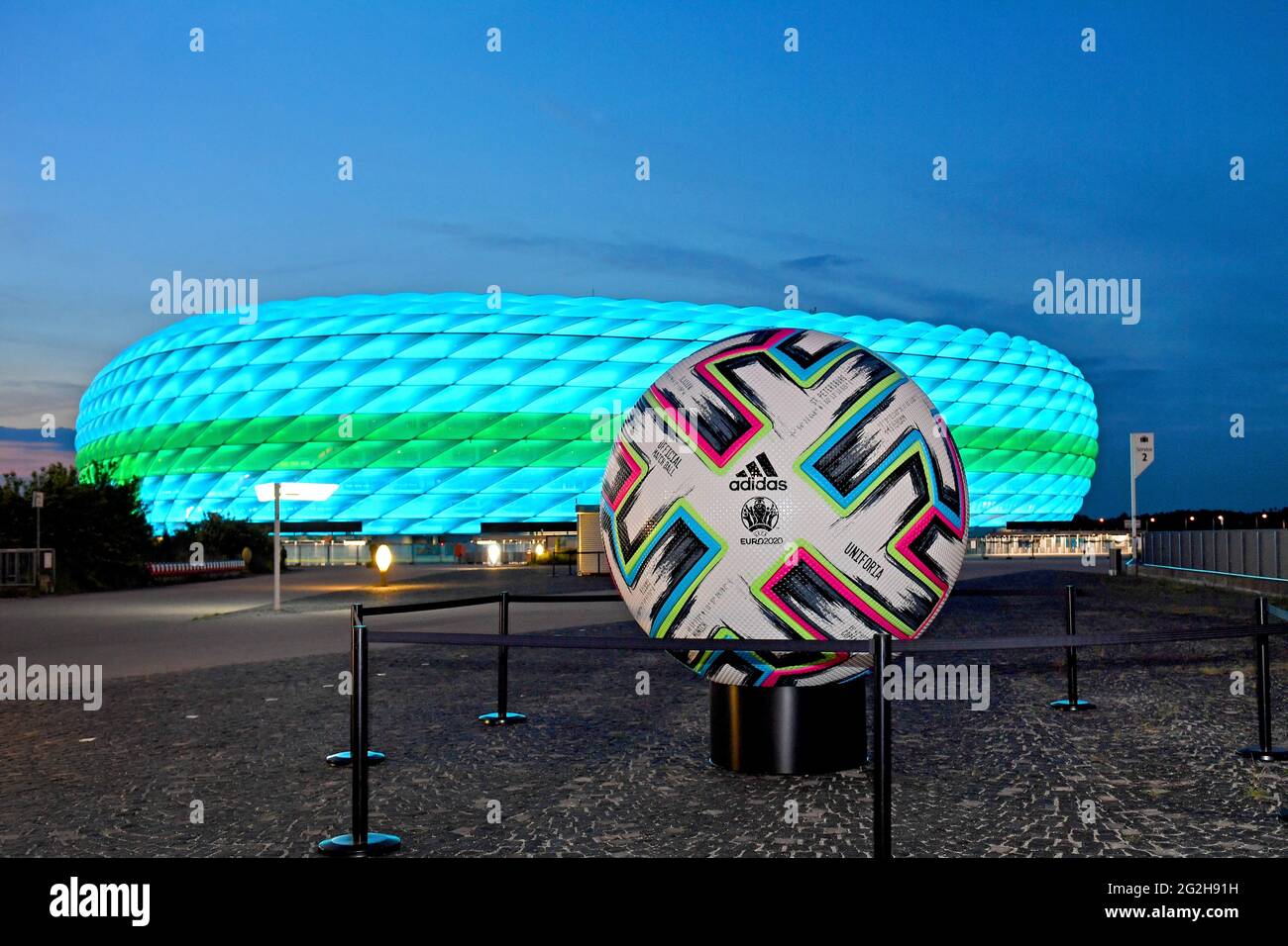 Football EURO 2020/Fußball Arena Muenchen (Allianz Arena) lights up in  special lighting, overview, aftertake, stadium, stadium overview, on  06/11/2021. Football EM 2020 from 06/11/2021 to 07/11/2021 Stock Photo -  Alamy