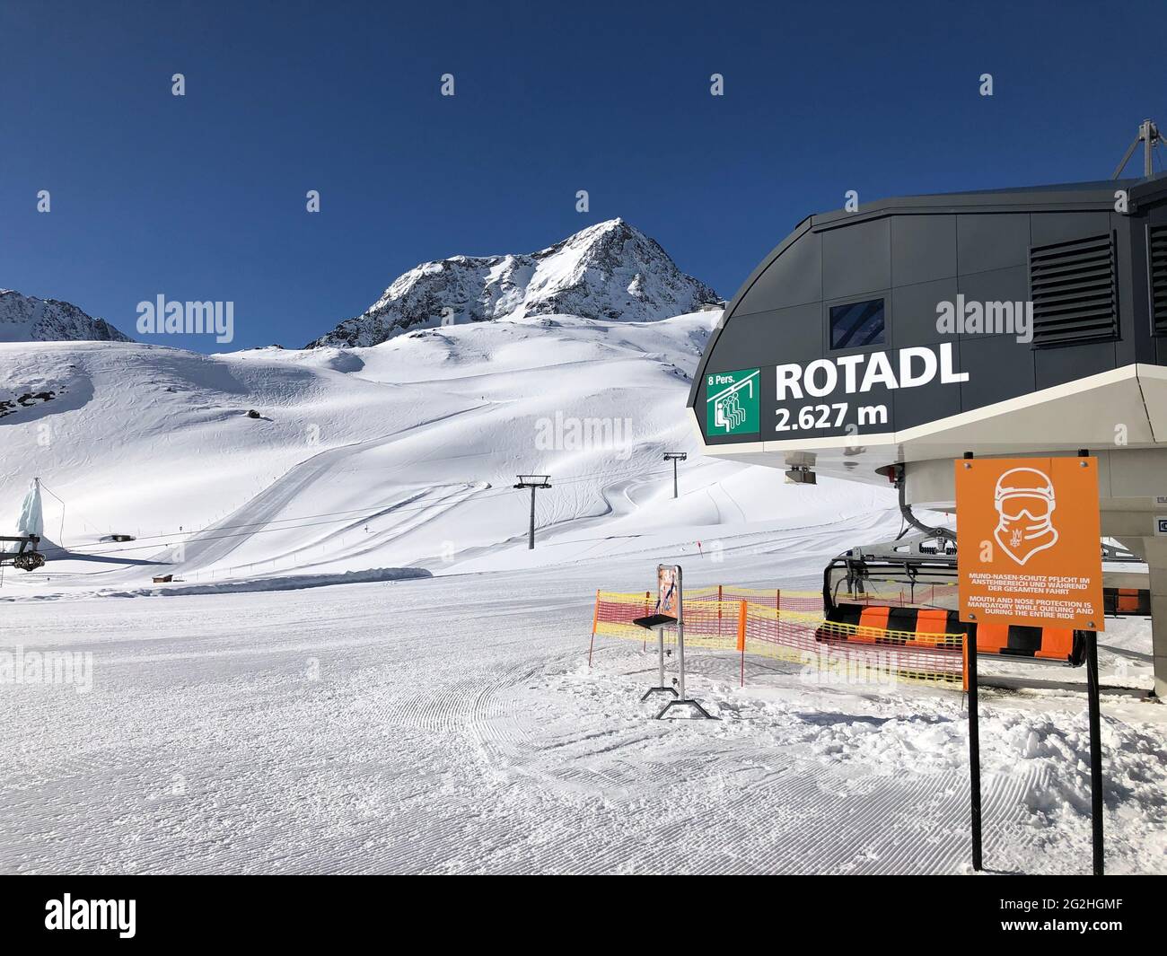 Stubai Glacier ski area, Rotadl 8-seater chairlift, sign mouth and nose protection mandatory, Stubai Glacier Railway, Schaufelspitze, Mutterbergtal, Stubai Valley, Stubai Alps, Fernautal, Neustift, Tyrol, Austria Stock Photo