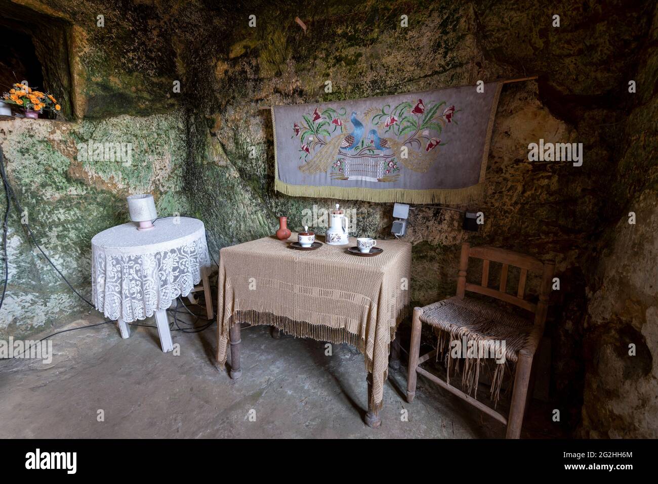 Germany, Saxony-Anhalt, Langenstein, laid table in one of the cave dwellings of Langenstein, carved in sandstone by migrant workers in the 19th century, now accessible to visitors, Harz. Stock Photo