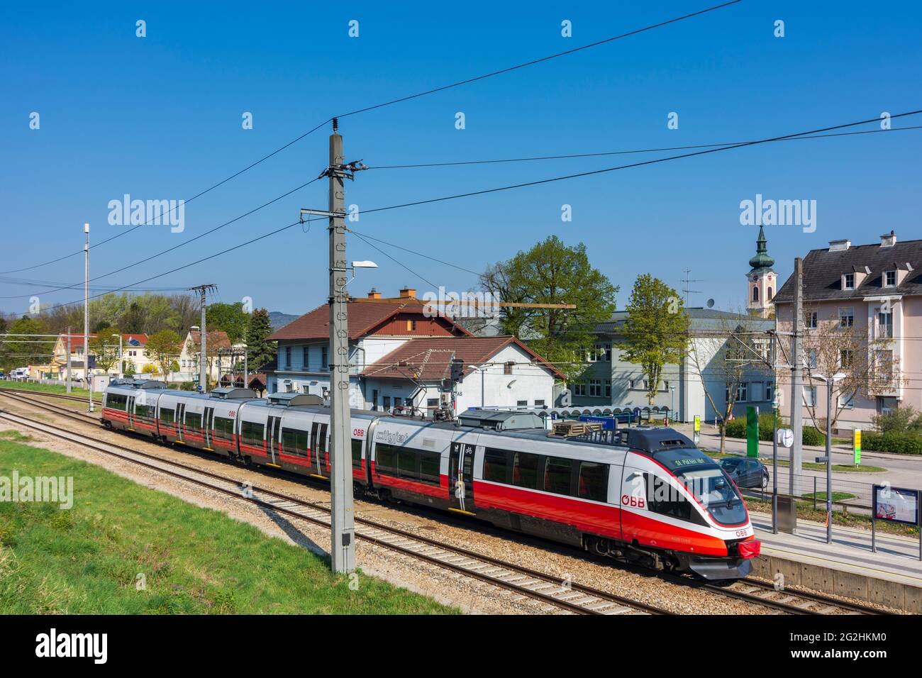 Traismauer, railway station Traismauer, local train in Donau, Niederösterreich / Lower Austria, Austria Stock Photo