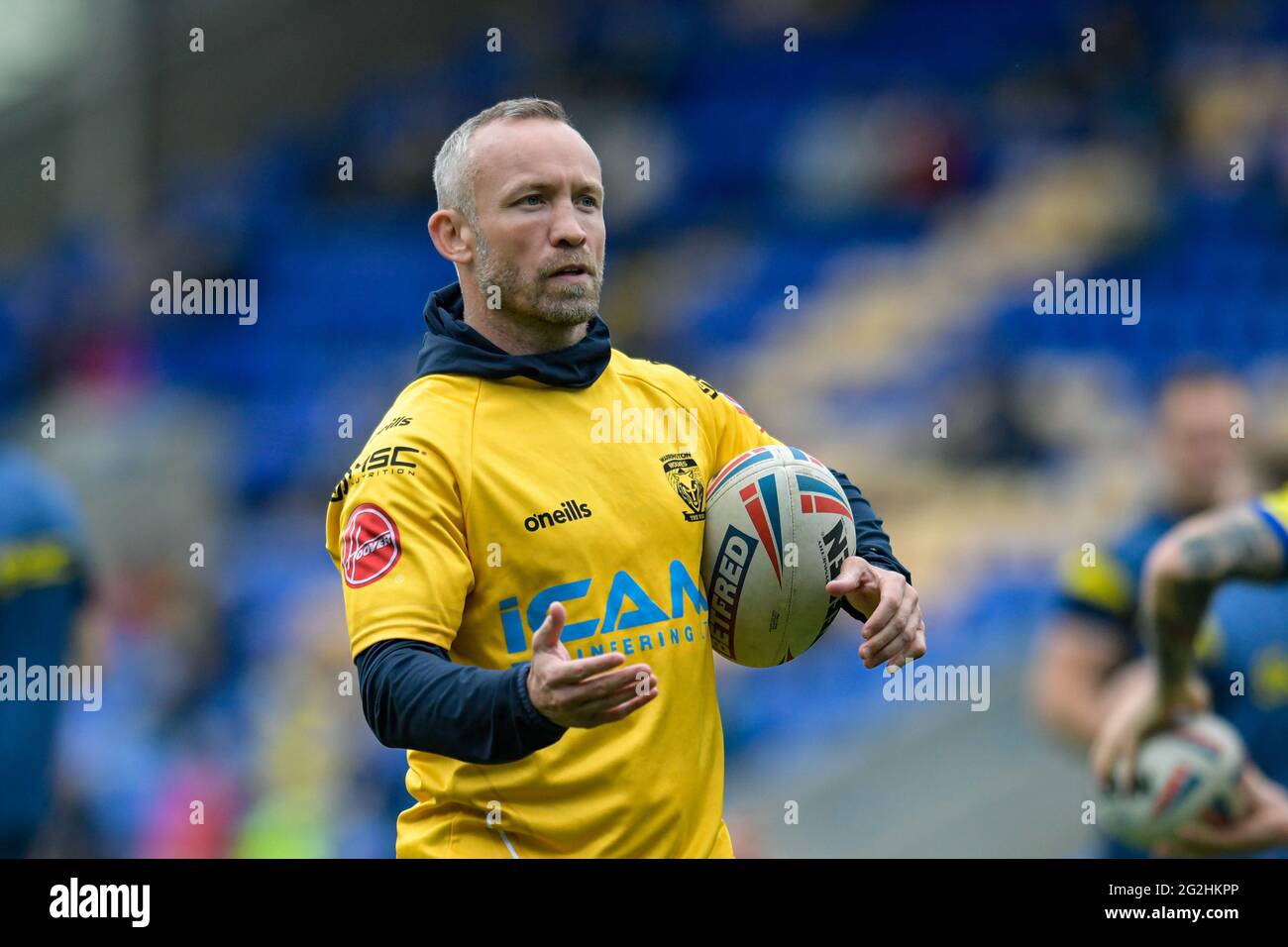 Warrington, UK. 11th June, 2021. Andrew Henderson assistant coach of Warrington Wolves leads the warm up in Warrington, United Kingdom on 6/11/2021. (Photo by Simon Whitehead/ SW Photo/News Images/Sipa USA) Credit: Sipa USA/Alamy Live News Stock Photo