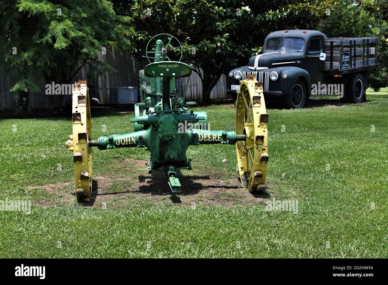 Antique john deere tractor hires stock photography and images Alamy
