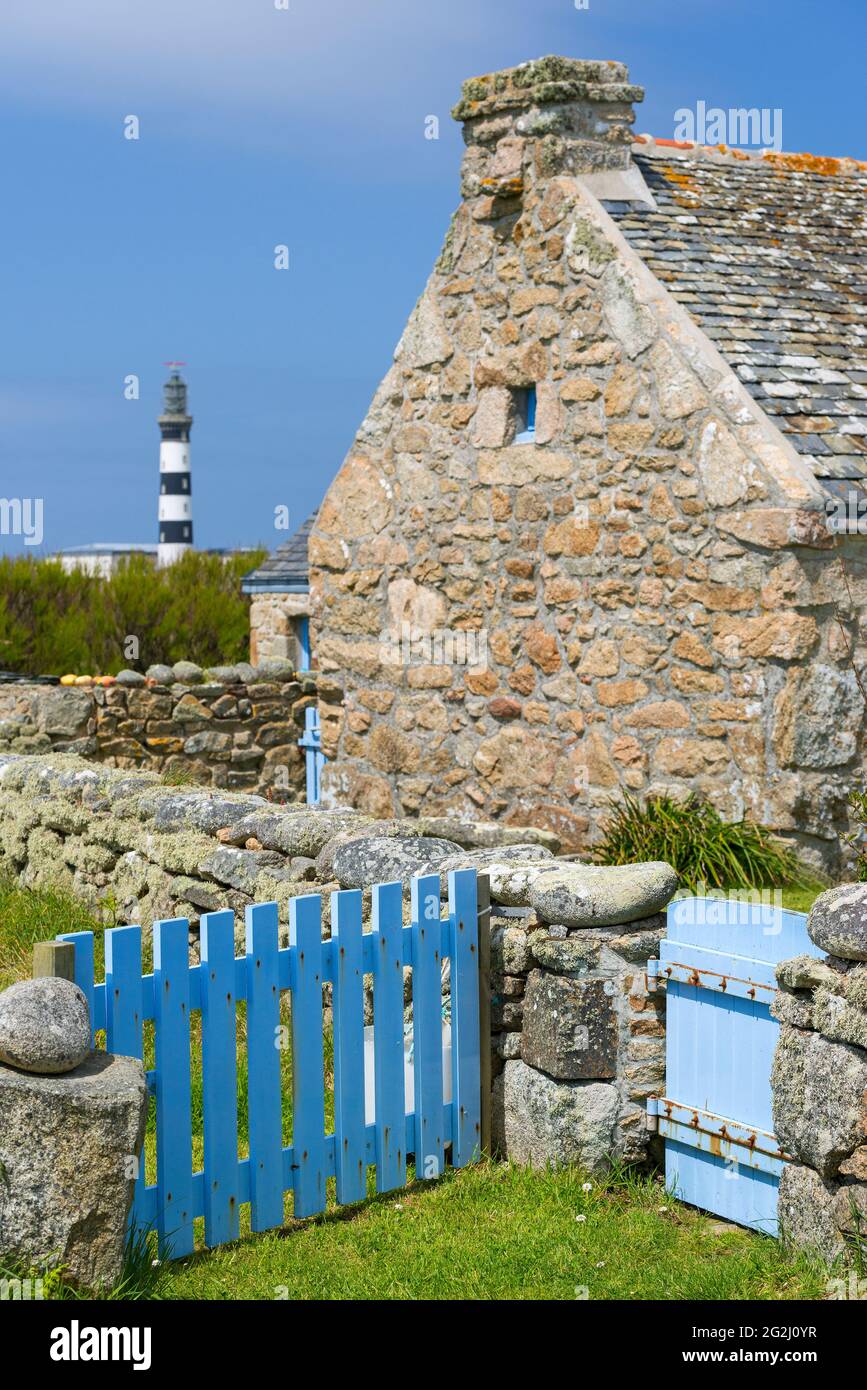 House and garden on Ouessant, view to the lighthouse Créac'h, Île d´Ouessant France, Brittany, Finistère department Stock Photo