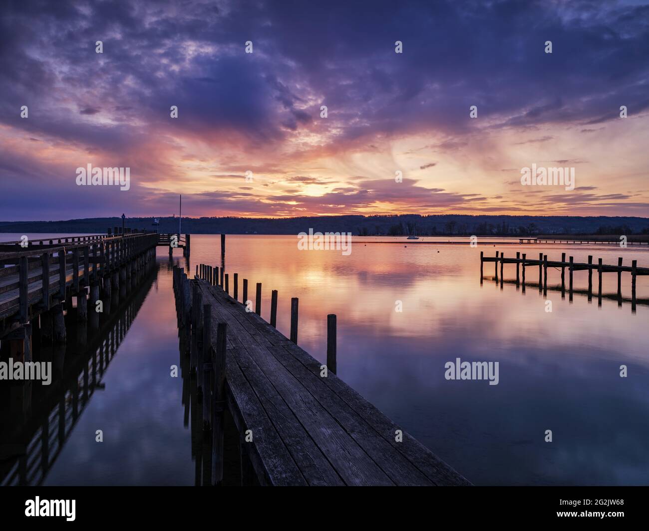 Lake, standing water, lakeshore, Steeg, jetty, Bayerdießen, Bavarian foothills, sunrise, dawn, clouds, colored clouds, reflection, southern Ammersee, bank promenade, promenade Stock Photo