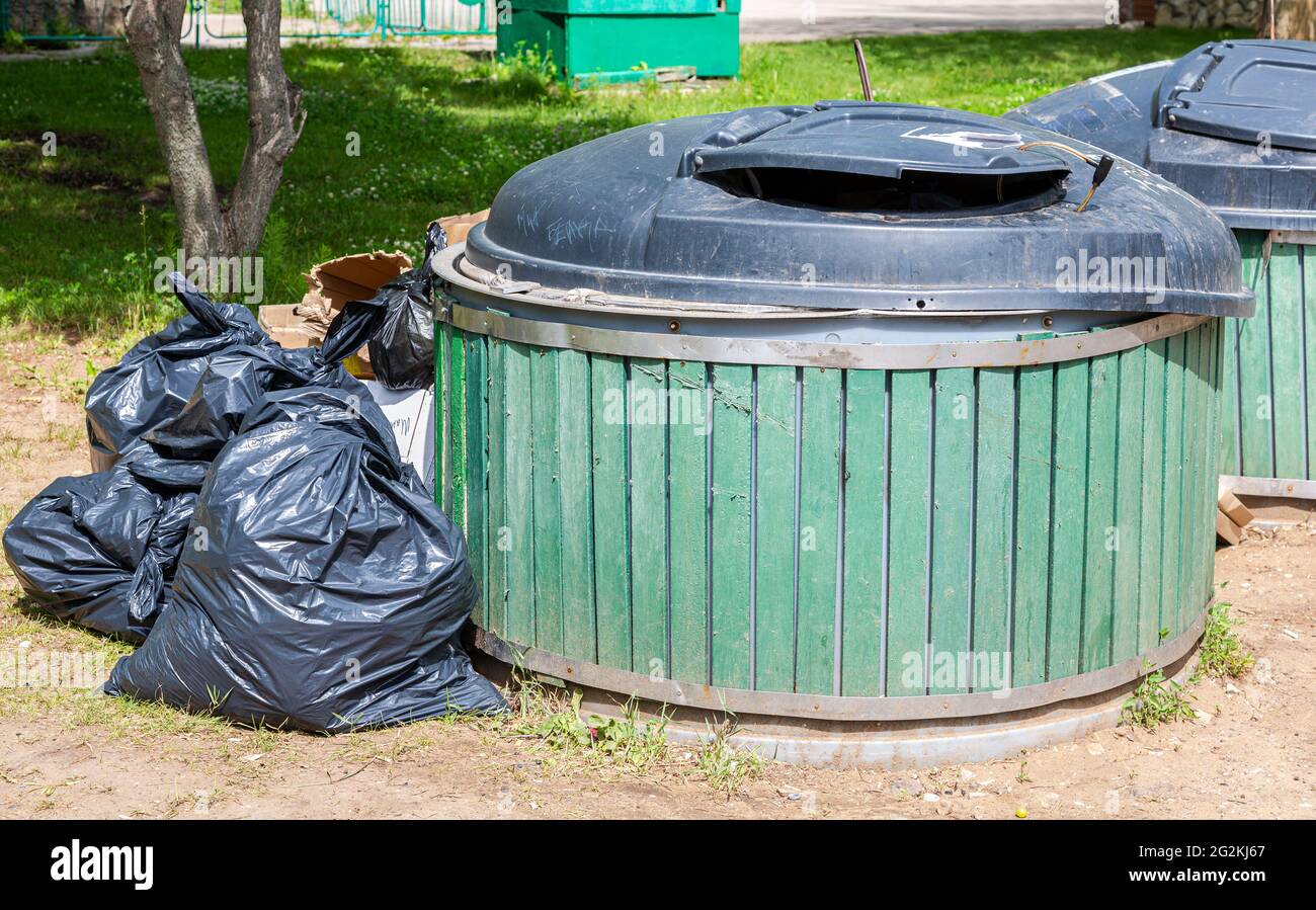 https://c8.alamy.com/comp/2G2KJ67/big-garbage-container-and-plastic-bags-for-waste-and-trash-at-the-city-park-2G2KJ67.jpg