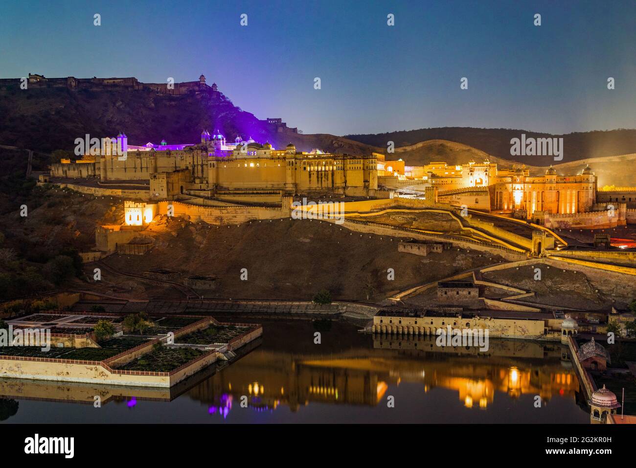 amer-fort-illuminated-at-night-one-of-principal-attractions-in-jaipur