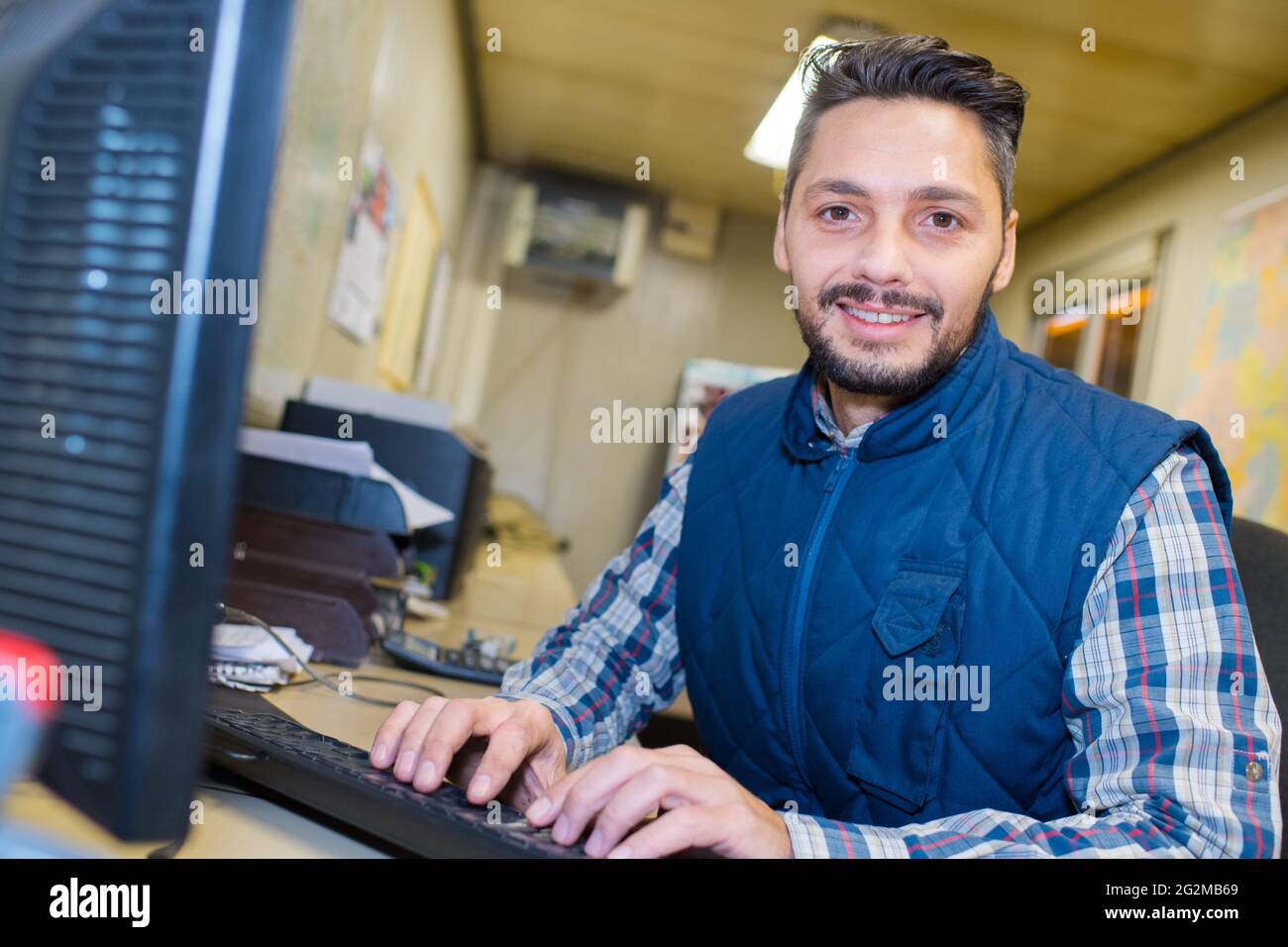 Portrait smiling mechanic computer hi-res stock photography and images ...