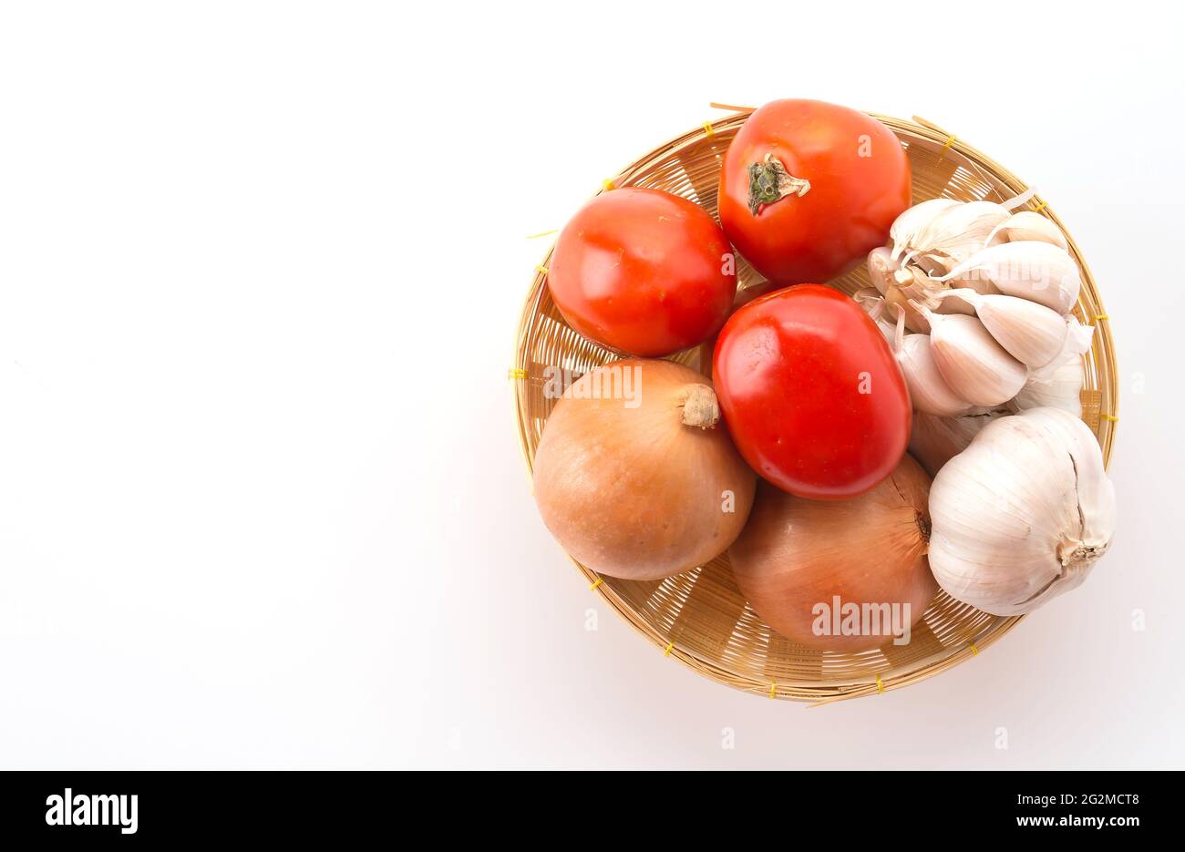 tomatoes, onion and garlic in basket Stock Photo - Alamy