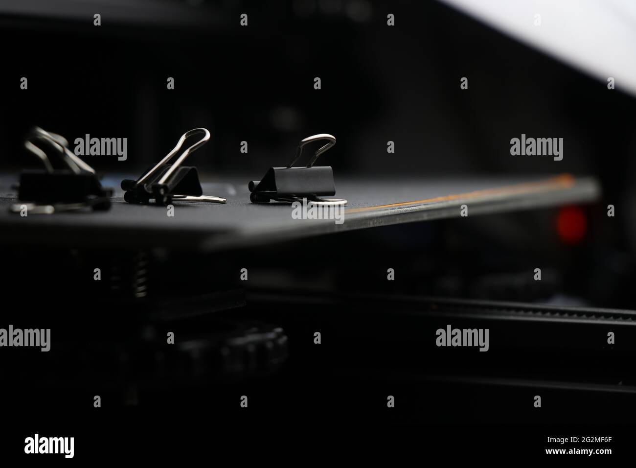 Binder clips to hold printing bed upon heating element. 3D Printer