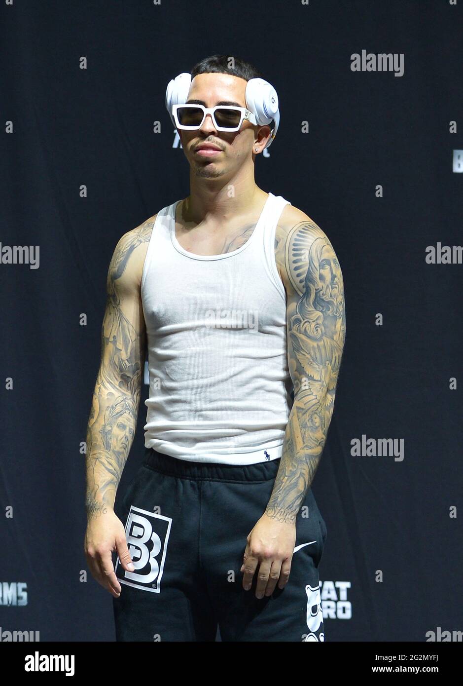 HOLLYWOOD, FLORIDA - JUNE 11: YouTube personality Landon McBroom onstage during the LiveXLive's Social Gloves: Battle Of The Platforms Pre-Fight Weigh-In at Hard Rock Live! in the Seminole Hard Rock Hotel & Casino on June 11, 2021 in Hollywood, Florida. (Photo by JL/Sipa USA) Stock Photo