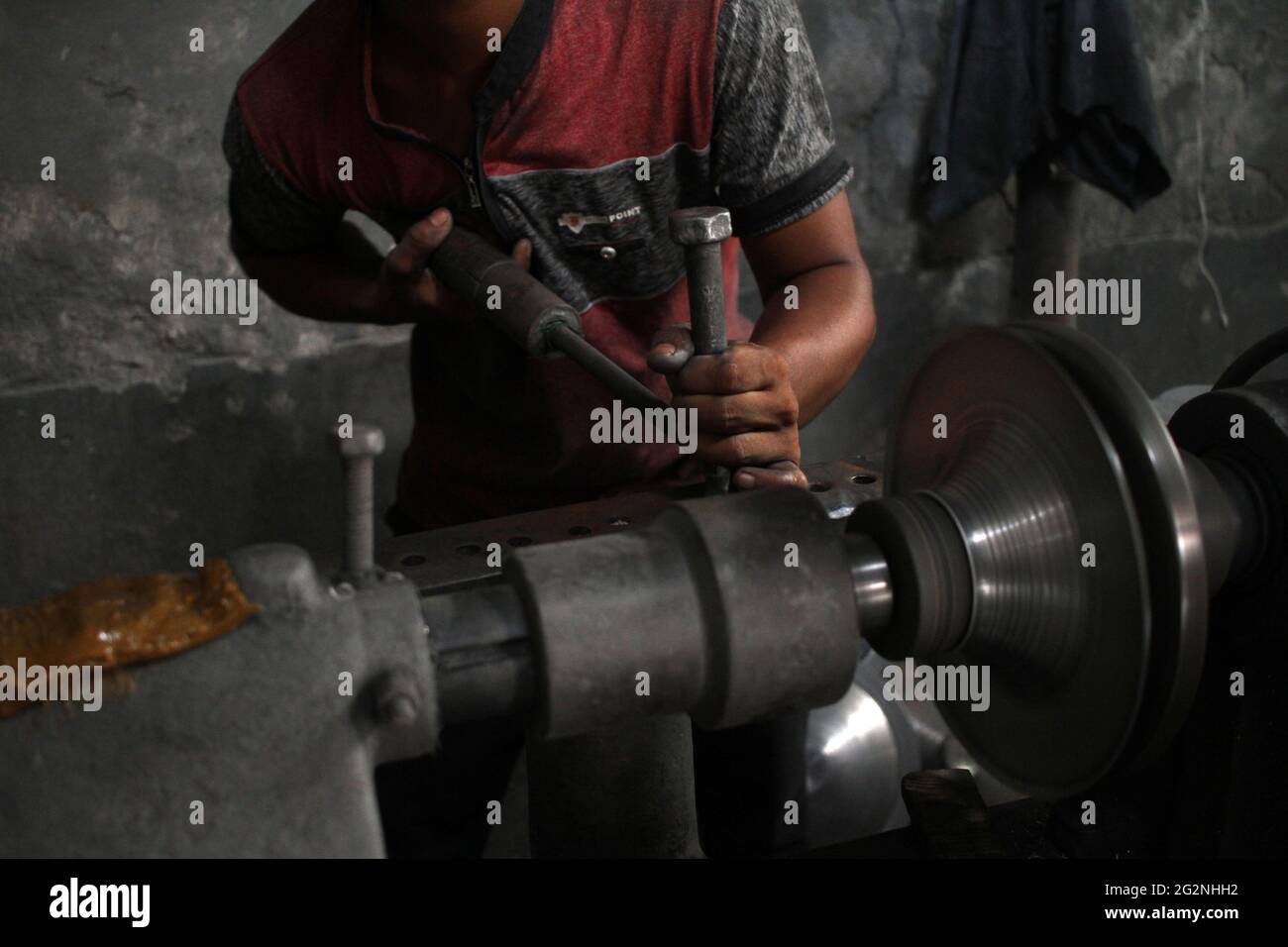 June 12 21 Dhaka Dhaka Bangladesh Child Labor Are Works In A Silver Cooking Pot Manufacturing Factory In Dhaka Bangladesh On June 12 21 In This Type Of Aluminum Factories Around 30 50 Employ