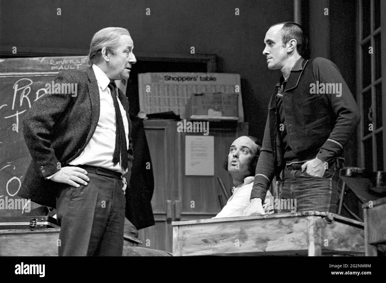 l-r: Jimmy Jewel (Eddie Waters), Dave Hill (Ged Murray), Jonathan Pryce (Gethin Price) in COMEDIANS by Trevor Griffiths at the National Theatre (NT), Old Vic Theatre, London SE1  24/09/1975  a Nottingham Playhouse production  design: John Gunter lighting: Rory Dempster director: Richard Eyre Stock Photo