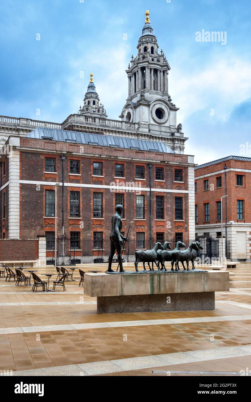 LONDON ENGLAND PATERNOSTER OR SHEPHERD AND SHEEP SCULPTURE BY ELISABETH FRINK PATERNOSTER SQUARE ST.PAULS Stock Photo