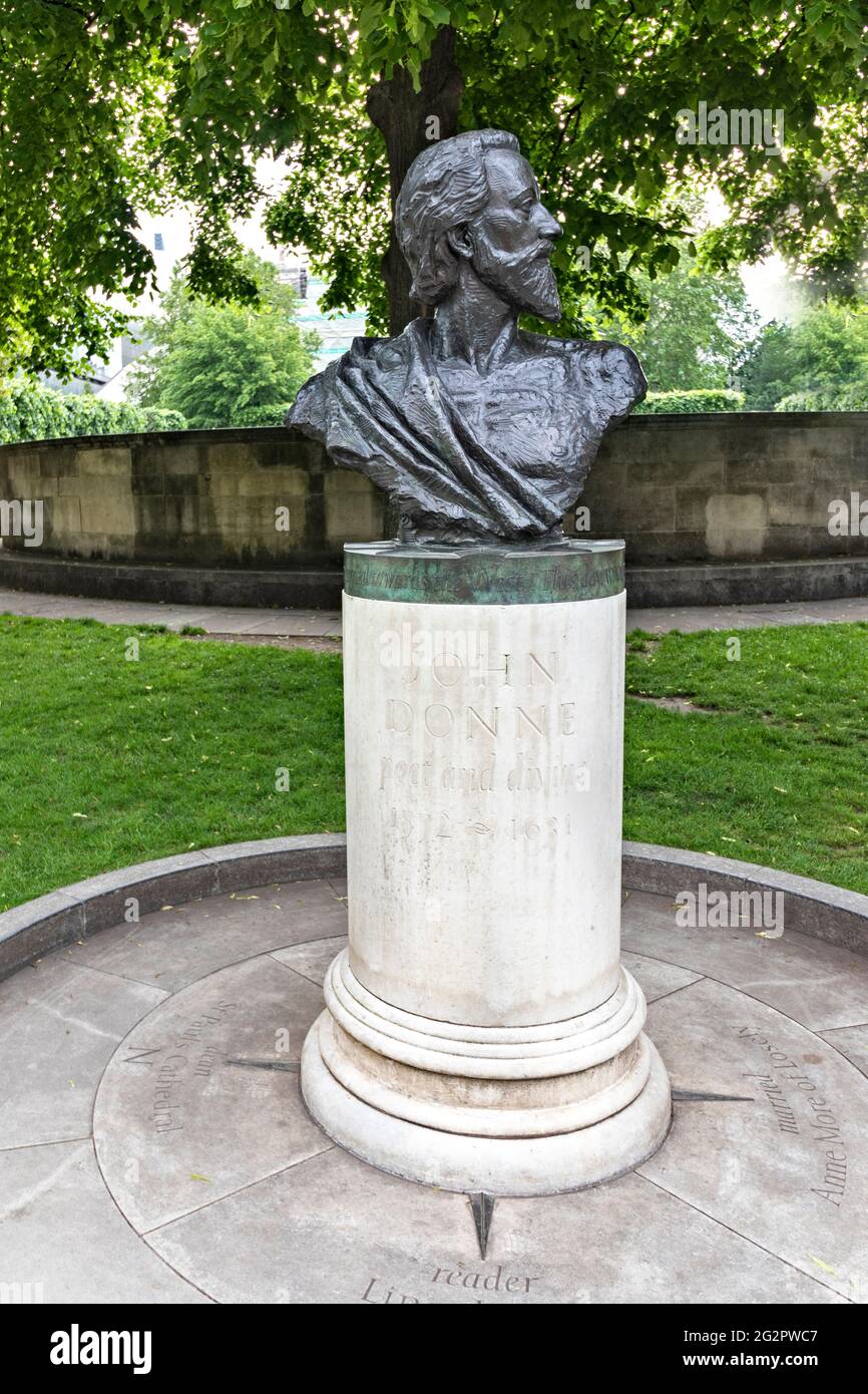 LONDON ENGLAND ST.PAUL'S CATHEDRAL GARDEN AND JOHN DONNE MEMORIAL STATUE Stock Photo