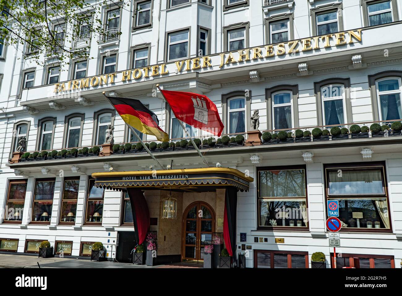 Famous Hotel Four Seasons Hotel in Hamburg called Vier Jahreszeiten - CITY  OF HAMBURG, GERMANY - MAY 10, 2021 Stock Photo - Alamy