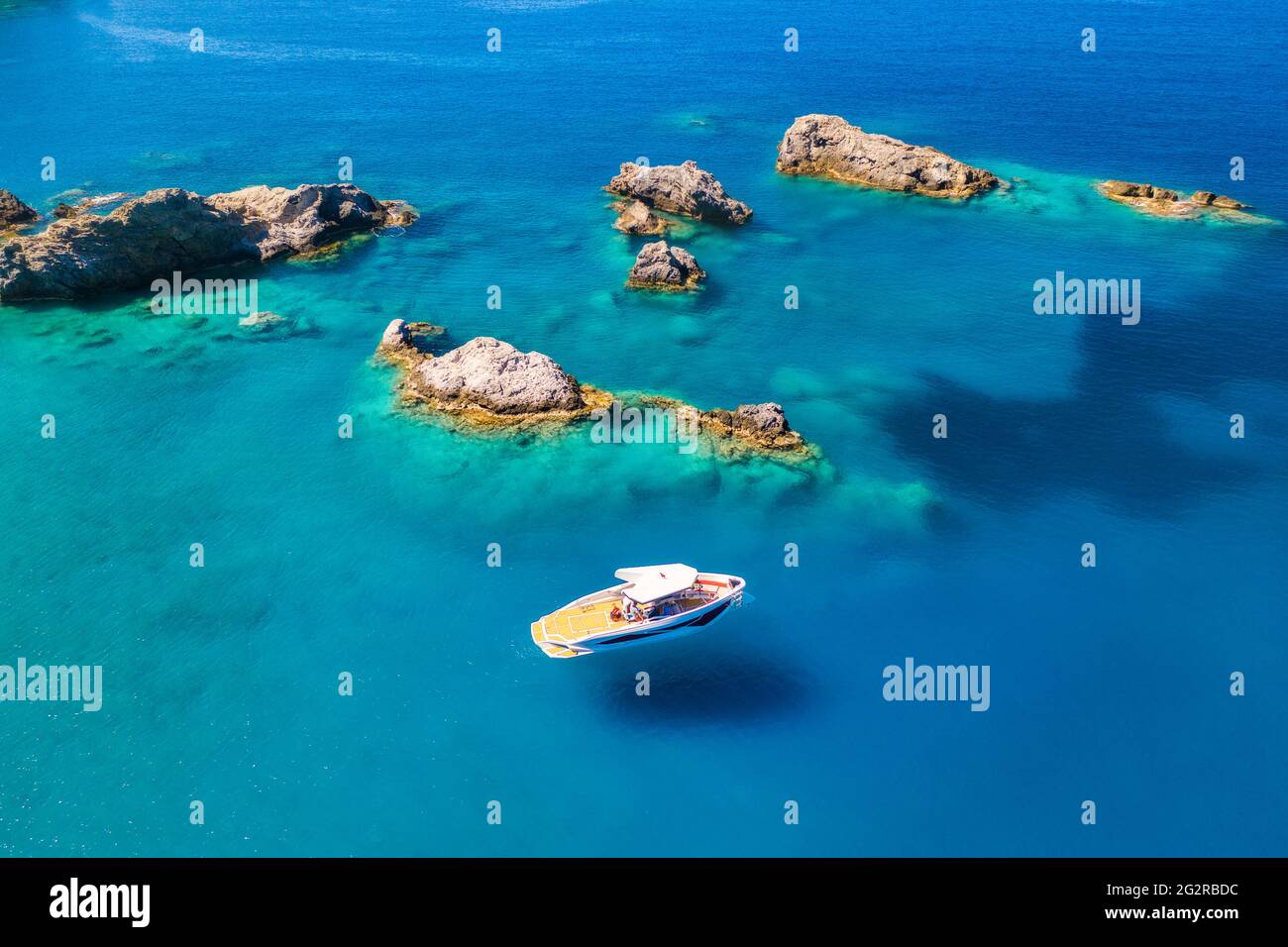 Boat in sea mountain boat hi-res stock photography and images - Alamy