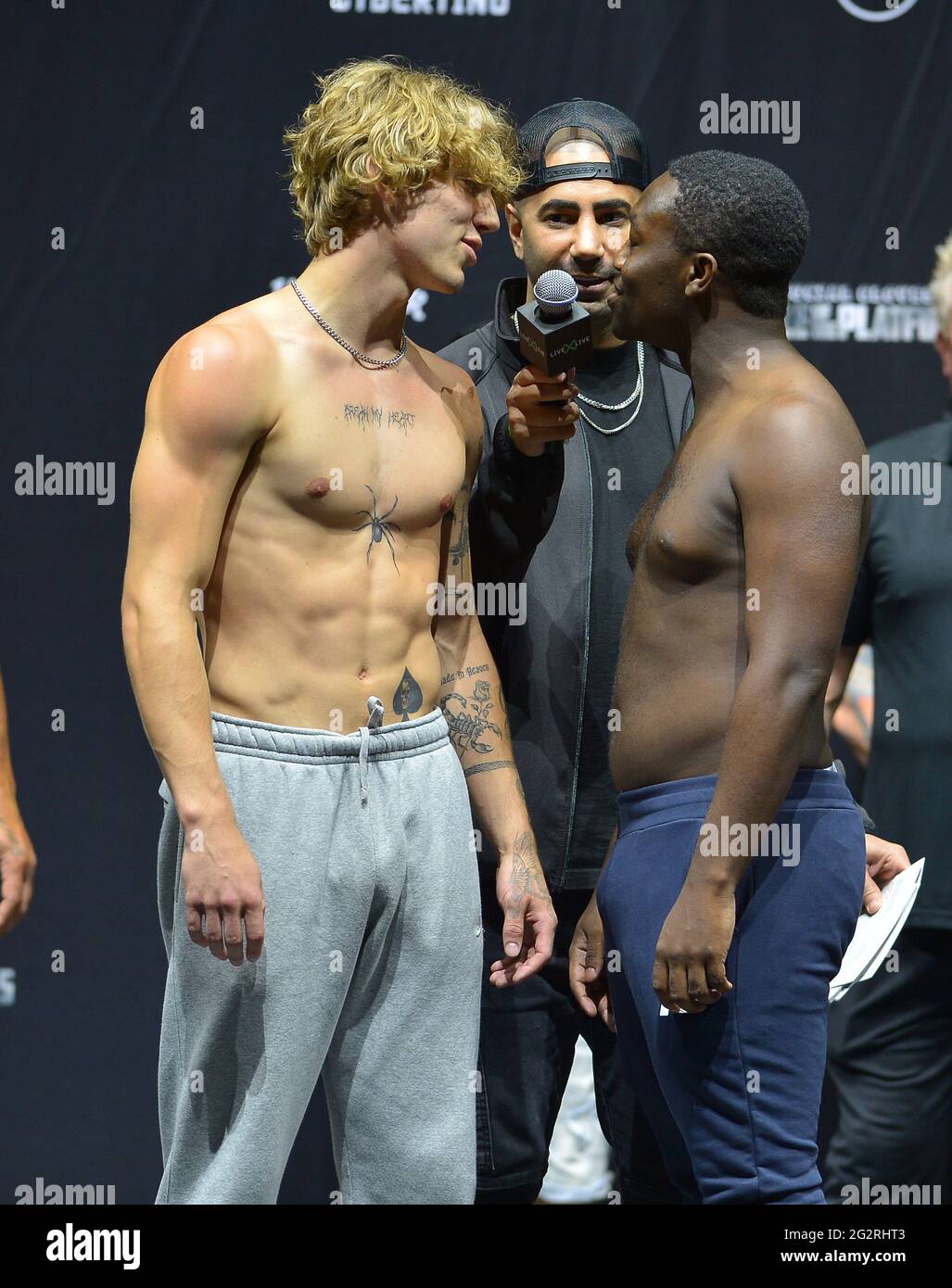 Hollywood Florida Usa 11th June 21 Tiktok Personality Vinnie Hacker L And Youtube Personality Deji Olatunji R Face Off As Fousey C Hosts Livexlive S Social Gloves Battle Of The Platforms Pre Fight Weigh In