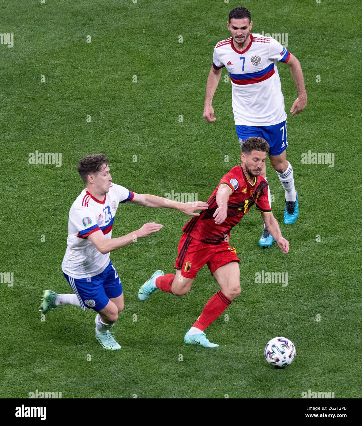 SAINT PETERSBURG, RUSSIA - JUNE 12: Dries Marten of Belgium is chased down by Daler Kuzyayev [left] and Magomed Ozdoyev of Russia during the UEFA Euro 2020 Championship Group B match between Belgium and Russia on June 12, 2021 in Saint Petersburg, Russia. (Photo by MB Media) Stock Photo