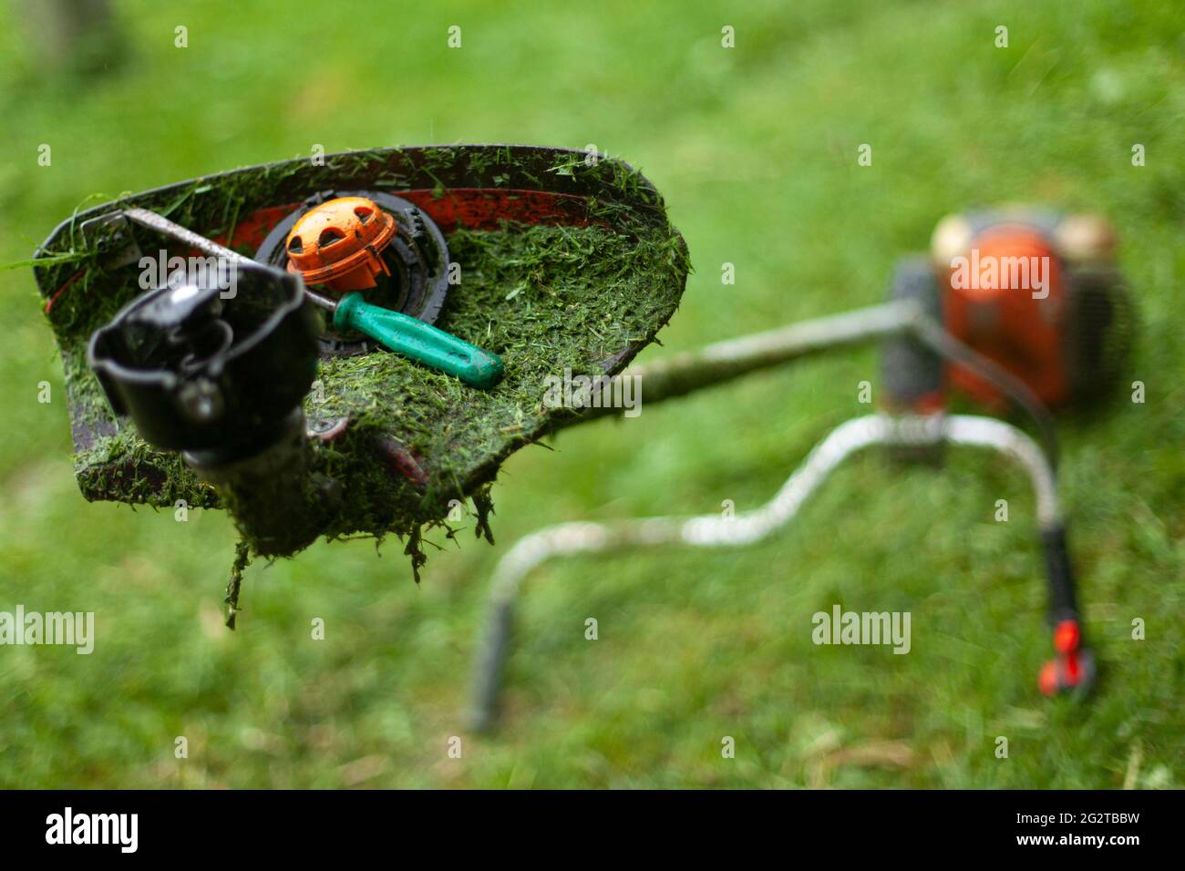Lawn mower repair. Saodnik s tool. The lawn mower is defective