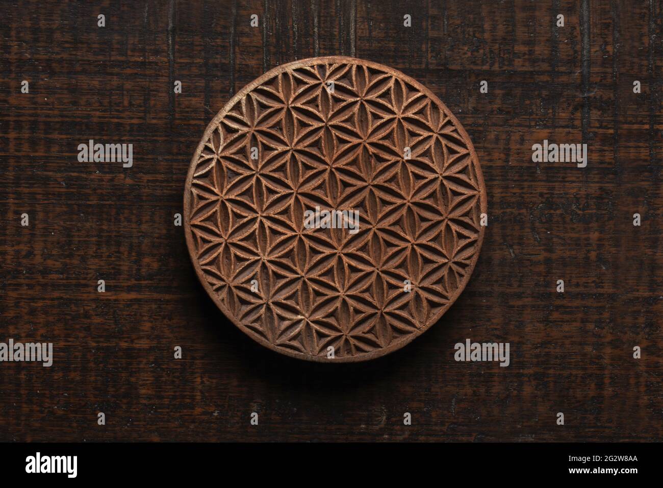 Flower of life shape Indian wood block pattern for textile printing on rustic wood background. Block Printing,Rajasthan India Block Printing, Wood blo Stock Photo