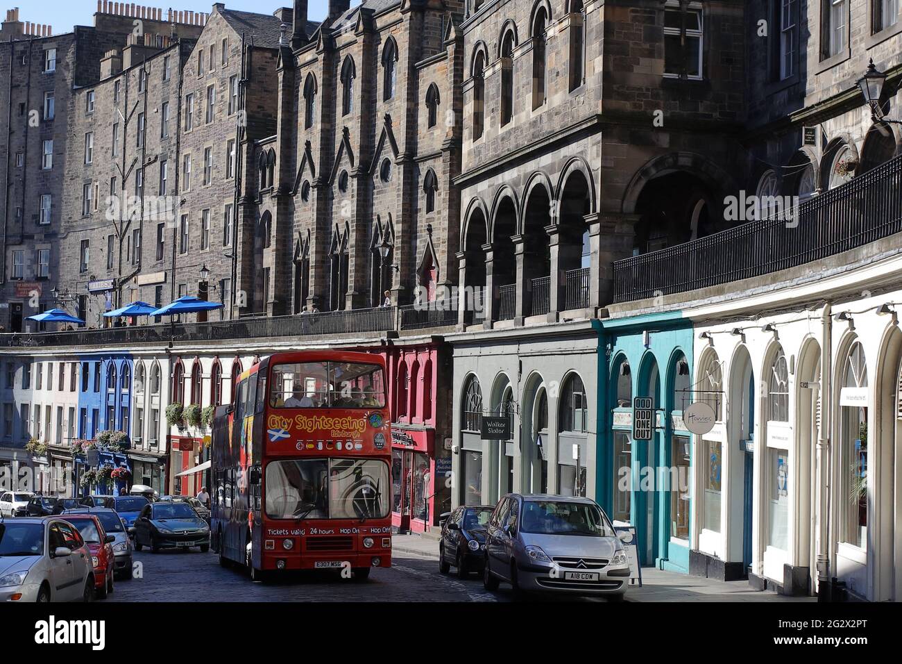 street view with bus, Victoria Street, Old Town, Edinburgh, Scotland Stock Photo