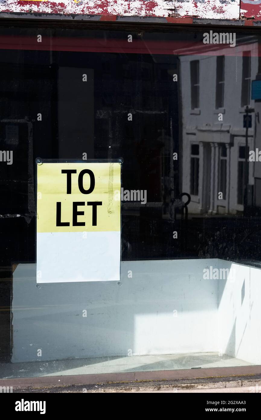 Shop to let sign due to closed business Stock Photo - Alamy