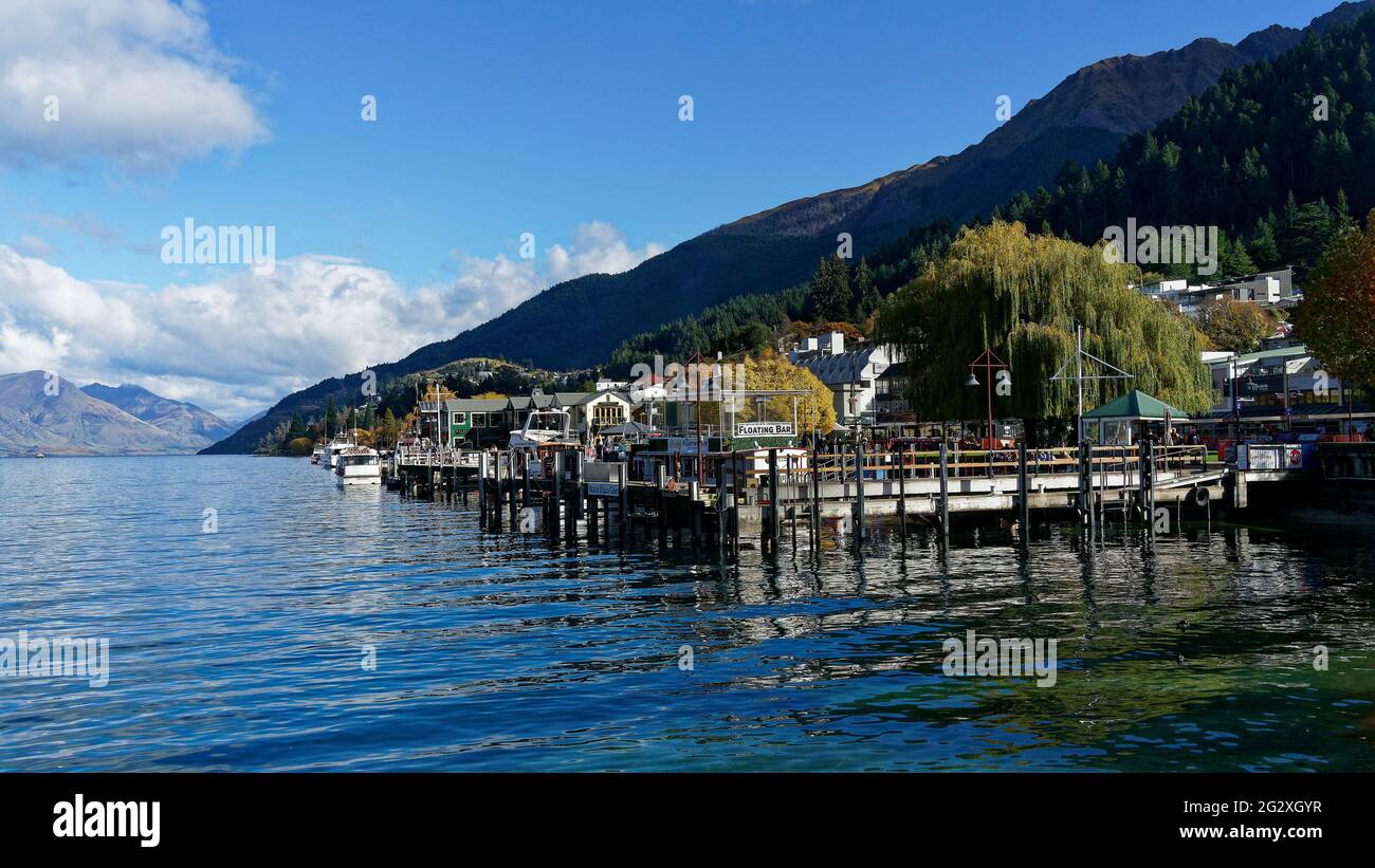 Lake Wakatipu, Queenstown/New Zealand - May 9, 2021: Lakeside bars and restaurants in Queenstown. Stock Photo