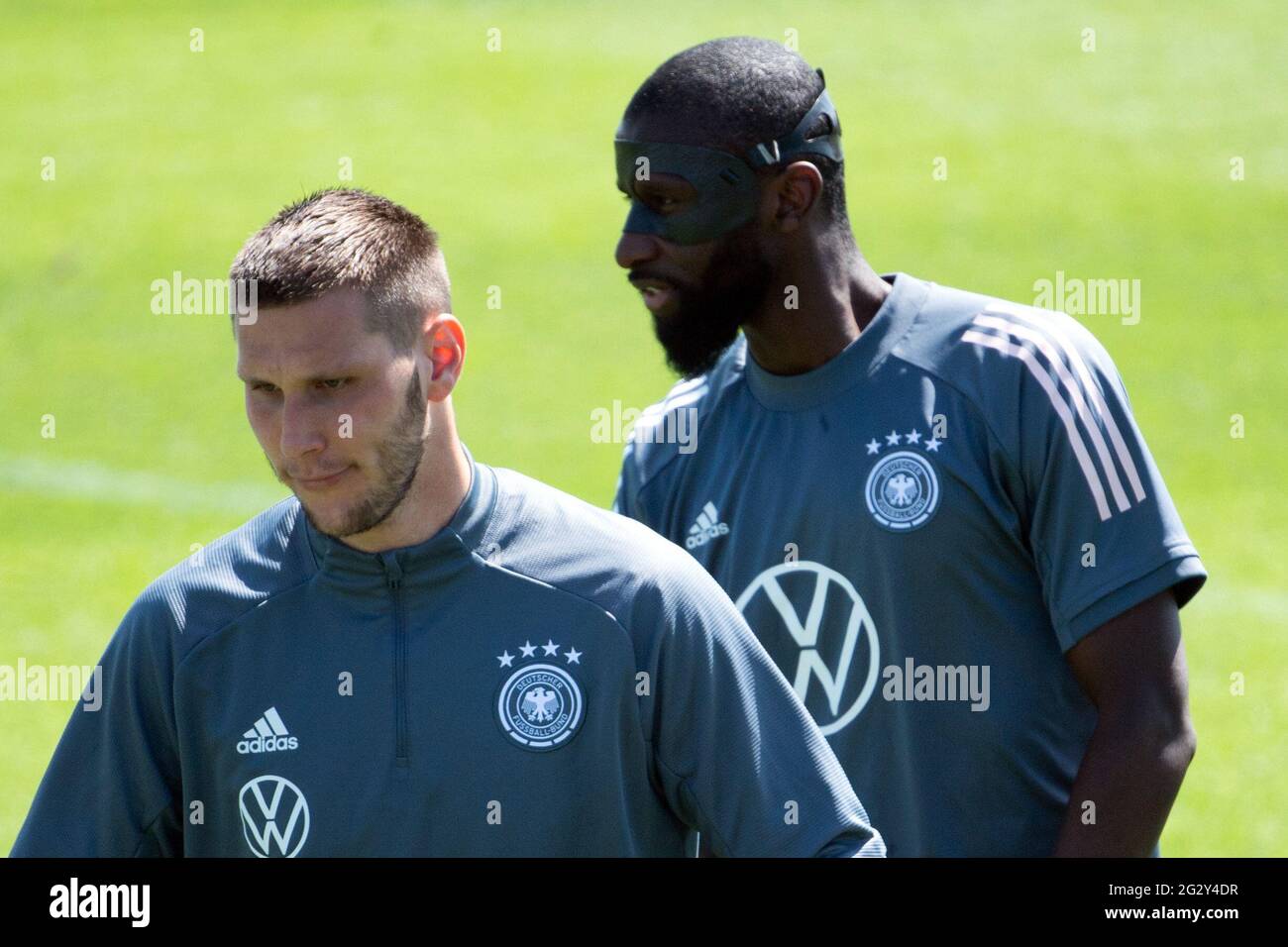 Herzogenaurach, Germany. 13th June, 2021. Football, European Championship, Group F, Germany, training at the Adi Dassler sports ground. Germany's Niklas Süle (l) and Antonio Rüdiger are on the pitch. Credit: Federico Gambarini/dpa/Alamy Live News Stock Photo