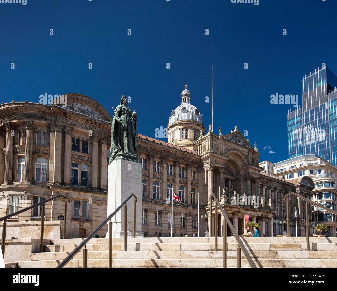 Birmingham, West Midlands, UK, May 2021, Birmingham Museum & Art Gallery and statue of Queen Victoria Stock Photo