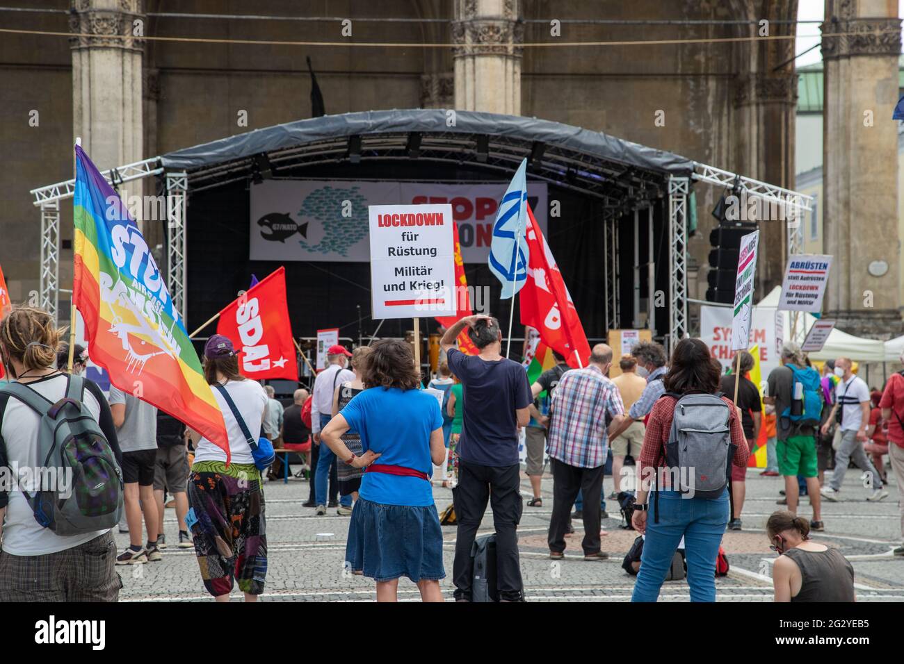 Schild Lockdown Fur Rustung Militar Und Krieg Am 12 6 2021 Versammelten Sich In Munchen Hunderte Um Gegen Die Politik Der Nato Und Der G7 Zu Demonstrieren Sie Fordern Abrustung Und Ein