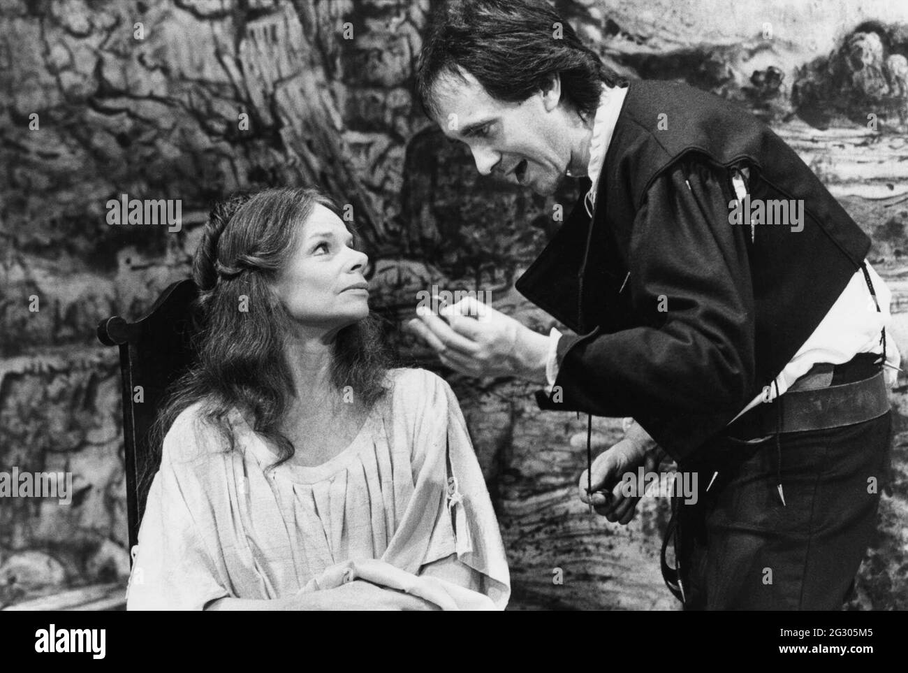 Jill Bennett (Gertrude), Jonathan Pryce (Hamlet) in HAMLET by Shakespeare at the Royal Court Theatre, London  02/04/1980  set design: William Dudley  costumes: Sue Plummer  lighting: Gerry Jenkinson  director: Richard Eyre Stock Photo