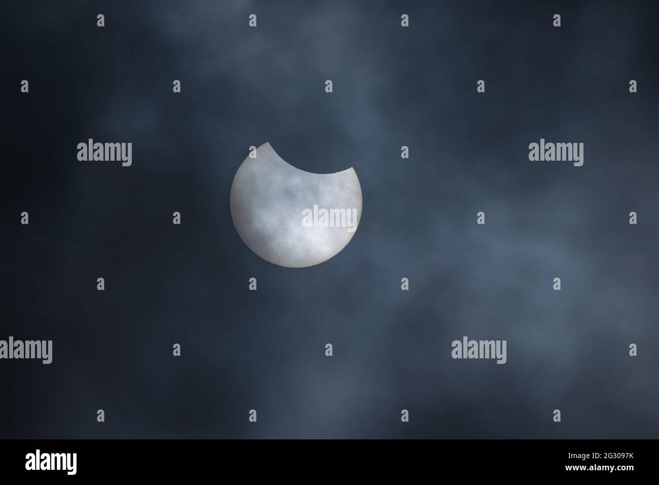 UK Weather Partial solar eclipse seen from Greenwich Park reaches its