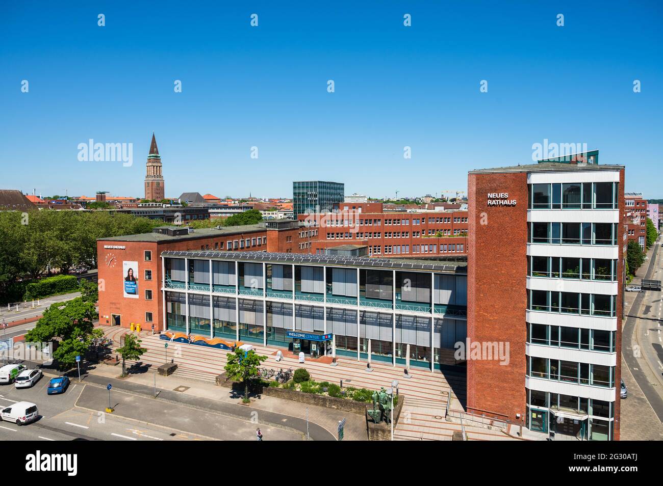 Das Neue Rathaus in Kiel am Stresemannplatz in dem auch die Touristeinformation beheimatet ist, im Hintergrund der Rathausturm des Alten Rathauses Stock Photo