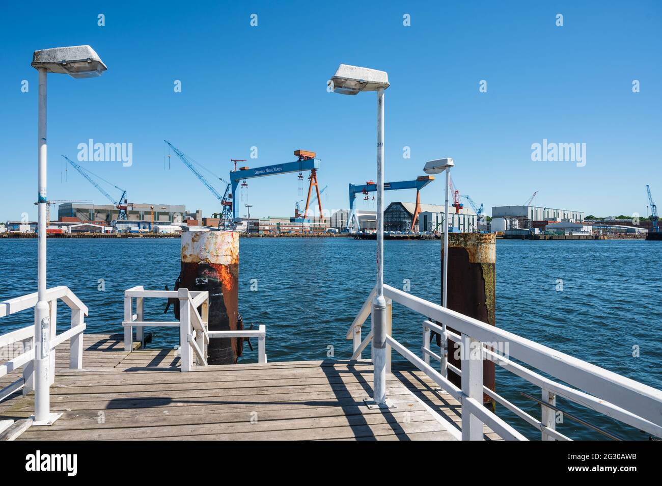 Die Seegartenbrücke in Kiel vor dem Kieler Schloss ist eine der Anlegestellen für die Passagierfähren der Kieler Fördeschiffahrt, im Hintergund das Os Stock Photo