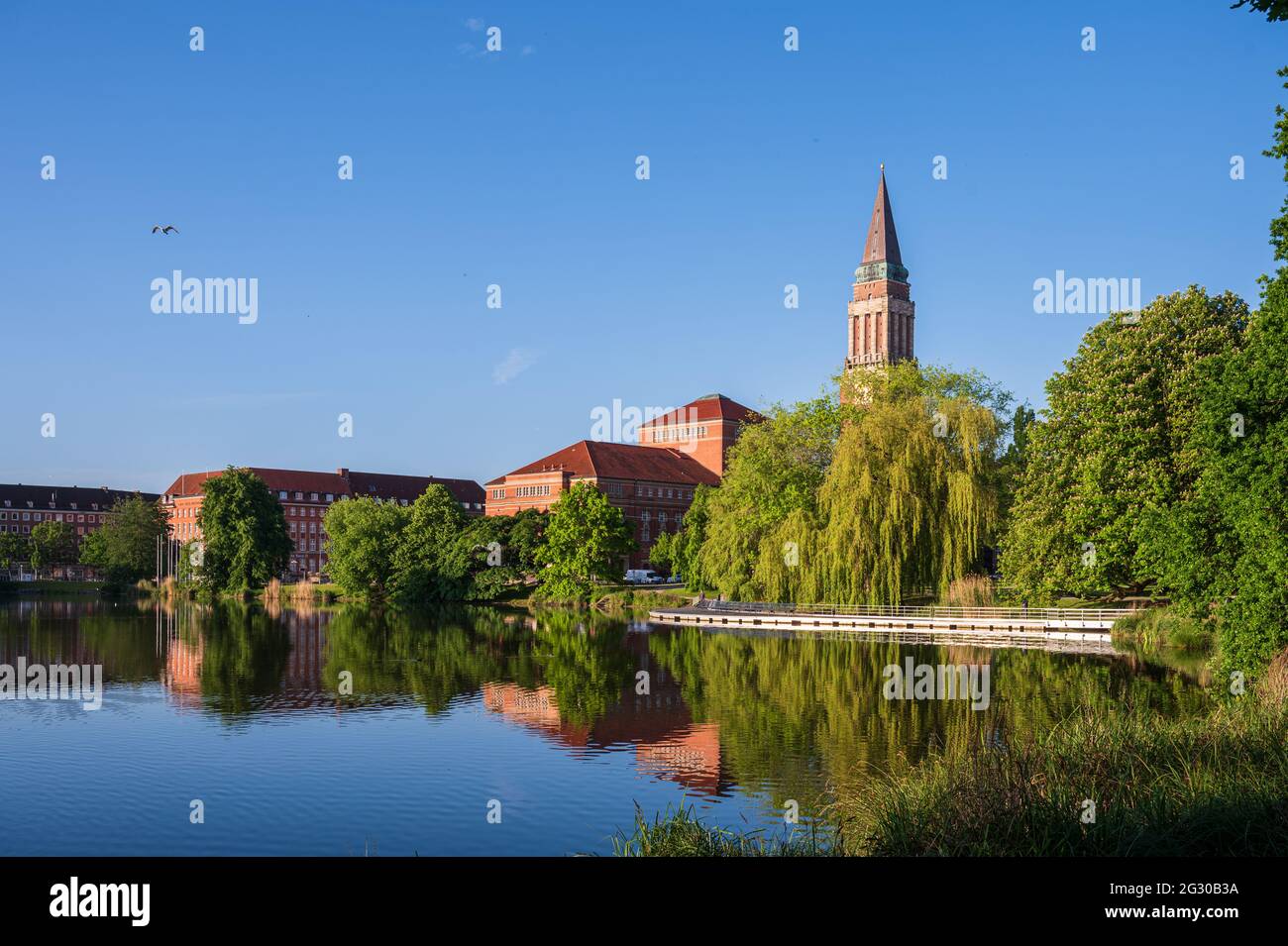 Im Zentrum Kiels die Parkanlage Hiroshimapark mit dem Teich "Kleiner