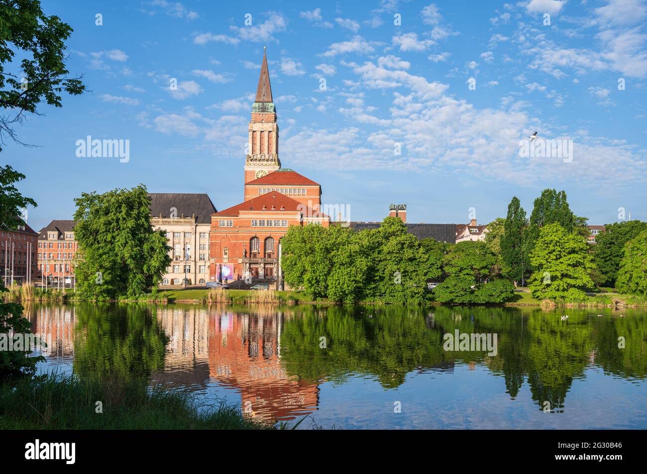 Im Zentrum Kiels die Parkanlage Hiroshimapark mit dem Teich "Kleiner