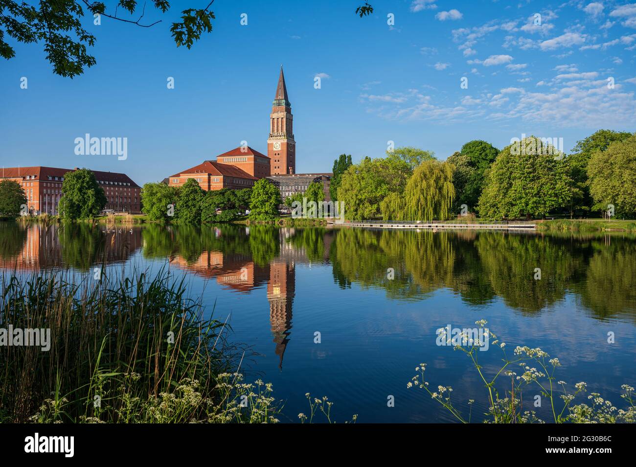 Im Zentrum Kiels die Parkanlage Hiroshimapark mit dem Teich "Kleiner