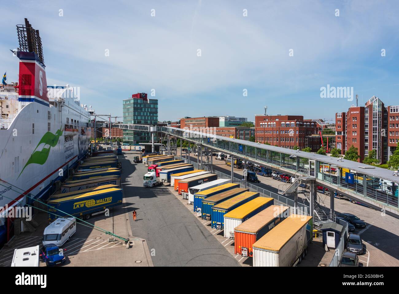 Der Schwedenkai am Kieler Hafen wird von den Schiffen der  schwedischen Stena Line täglich von Göteborg kommend angelaufen, Menschen, LKW und Continer Stock Photo