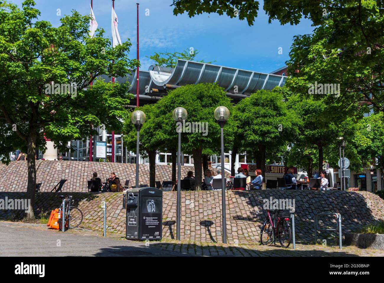 In der Stadtmitte Kiels der Europaplatz vor der Veranstaltungshalle Wunderino Arena, (ehemals Ostseehalle) zum Entspannen und Relaxen nach den Einkäuf Stock Photo