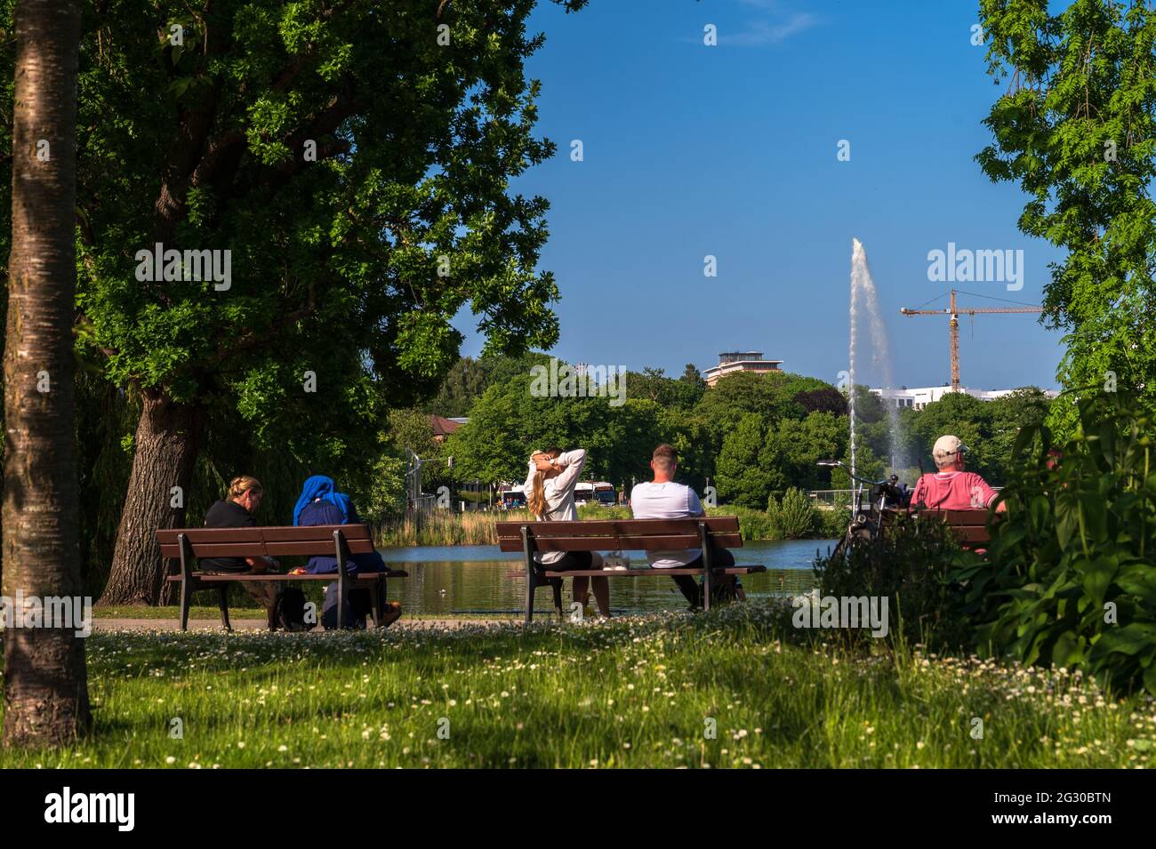 Neben dem Kieler Rathaus befindet sich der Hiroshimapark mitten im Zentrum der Stadt, hier Eindrücke an einem sonnigen, warmen Sommertag am Spätnachmi Stock Photo