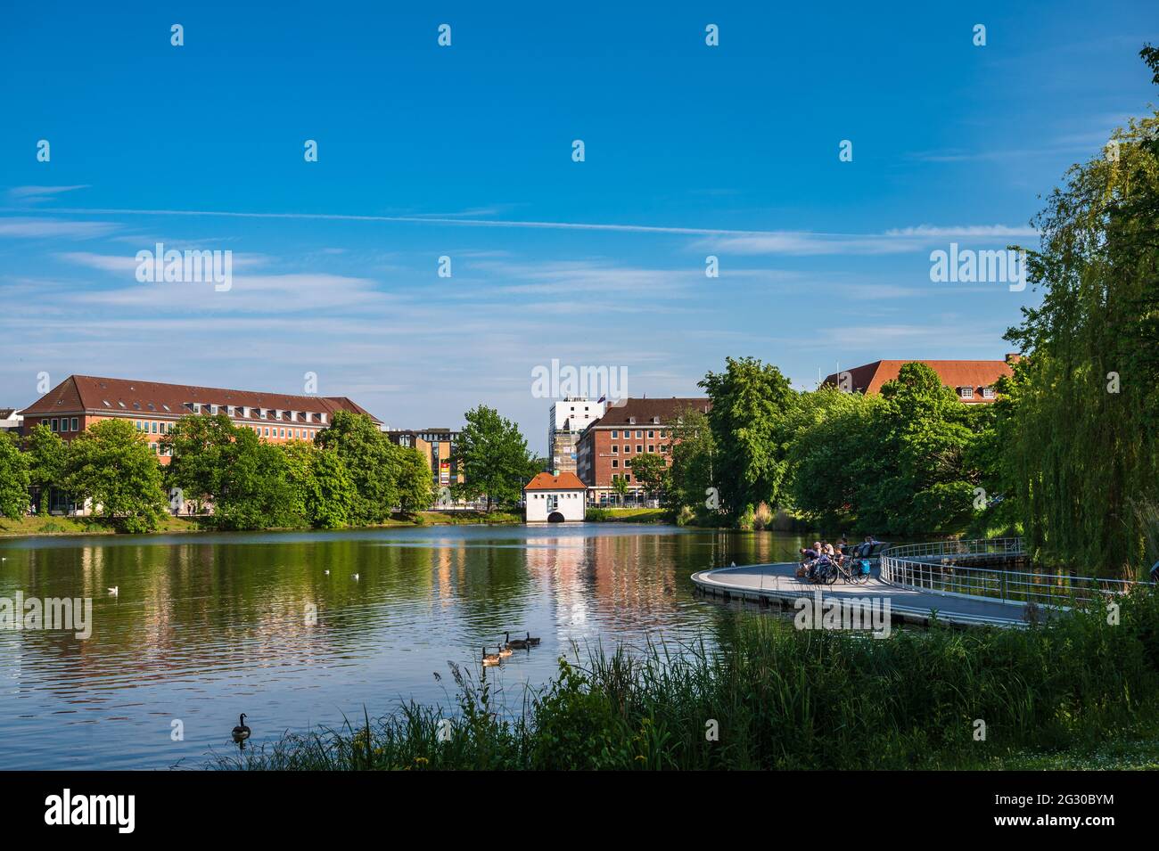 Neben dem Kieler Rathaus befindet sich der Hiroshimapark mitten im Zentrum der Stadt, hier Eindrücke an einem sonnigen, warmen Sommertag am Spätnachmi Stock Photo