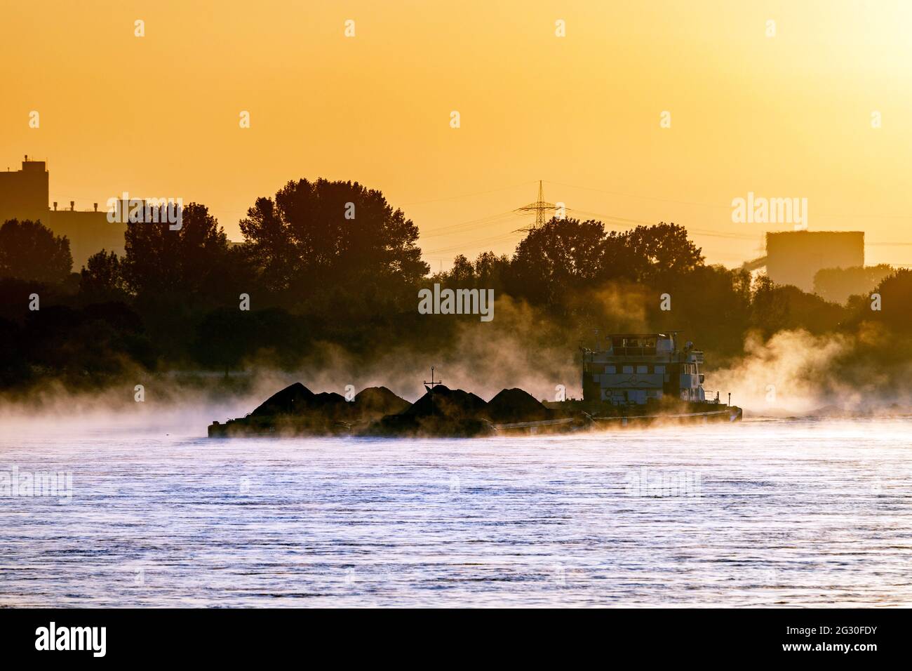 Schubverband mit Kohle am Morgen auf dem Rhein bei Duisburg Stock Photo