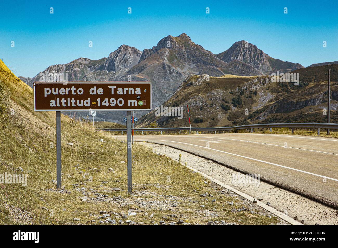 A signboard with text in Spanish "Puerto de Tarna, altitud - 1490 m Stock  Photo - Alamy