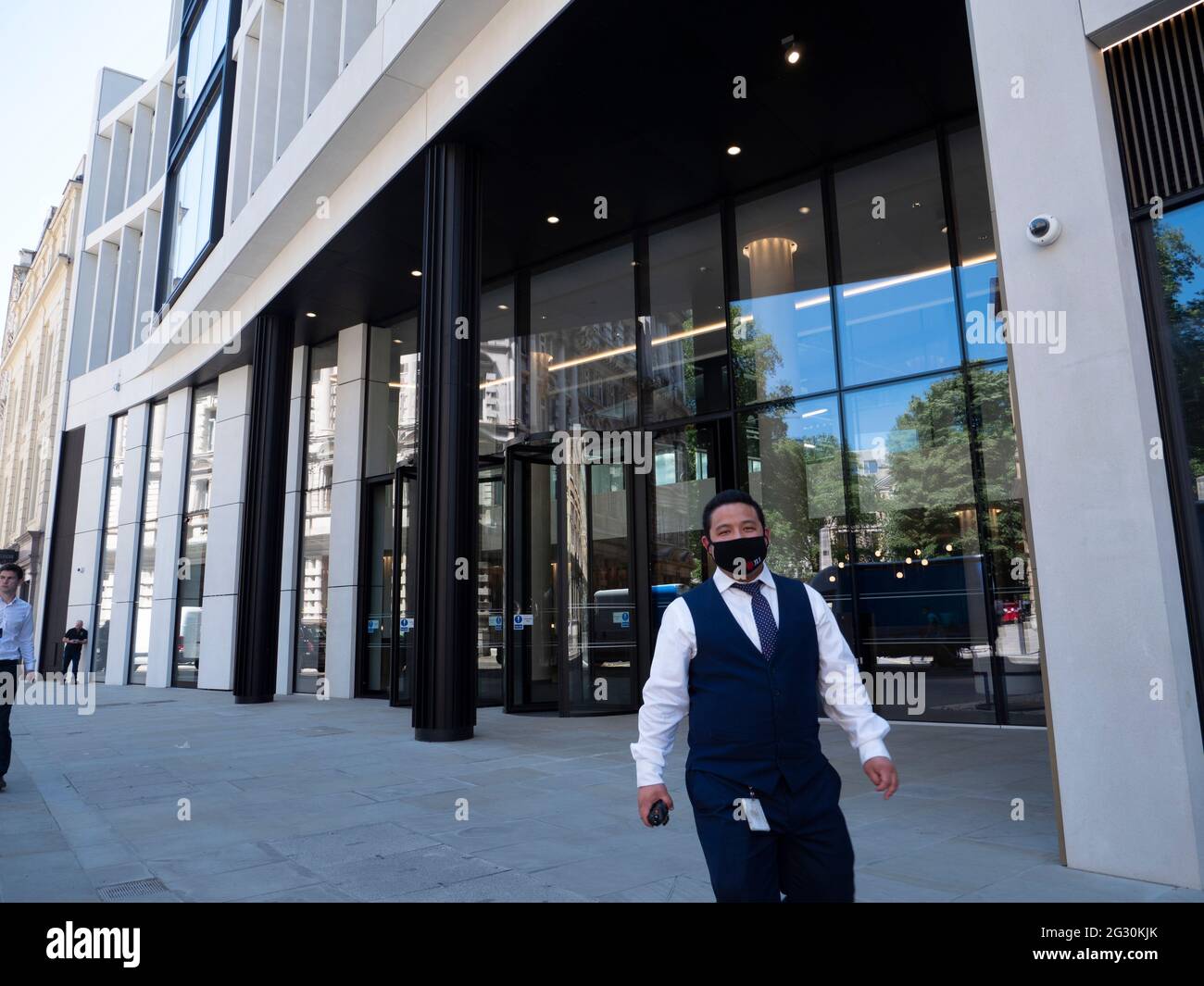 60 London Wall office space with security guard wearing covid-19 coronavirus mask with  logo of JLL, Jones Lang LaSalle the commercial real estate services company Stock Photo