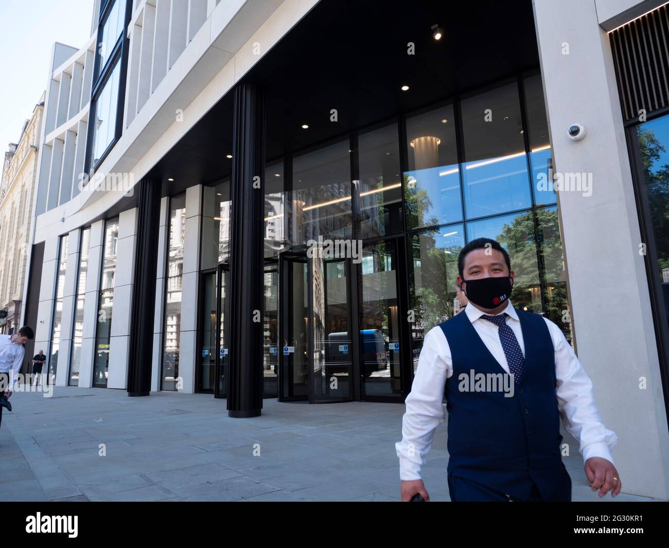 60 London Wall office space with security guard wearing covid-19 coronavirus mask with  logo of JLL, Jones Lang LaSalle the commercial real estate services company Stock Photo