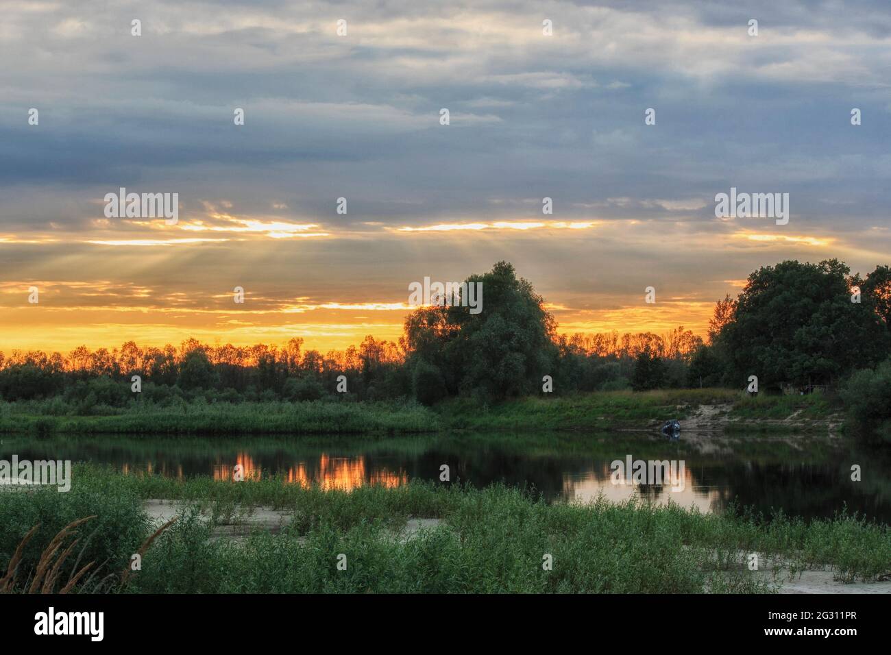 River bank sunset hi-res stock photography and images - Alamy
