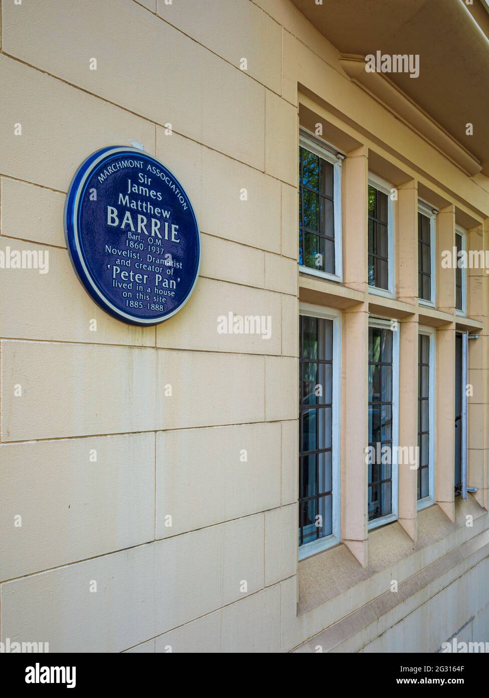 Sir James Matthew Barrie Blue Plaque Bernard St Bloomsbury - Novelist, Dramatist and creator of 'Peter Pan' lived in this house on this site 1885-1888 Stock Photo
