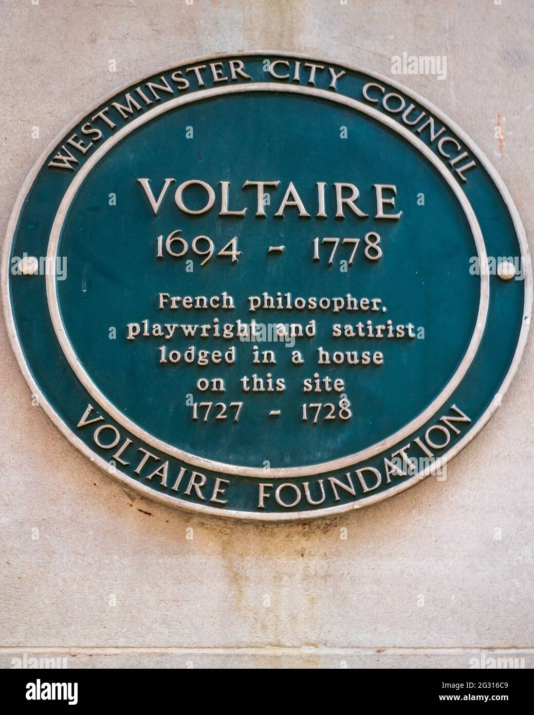 Voltaire Blue Plaque London - Voltaire Green Plaque - Voltaire 1694 - 1778 french philosopher & playright lodged in a house on this site 1727 - 1728 Stock Photo