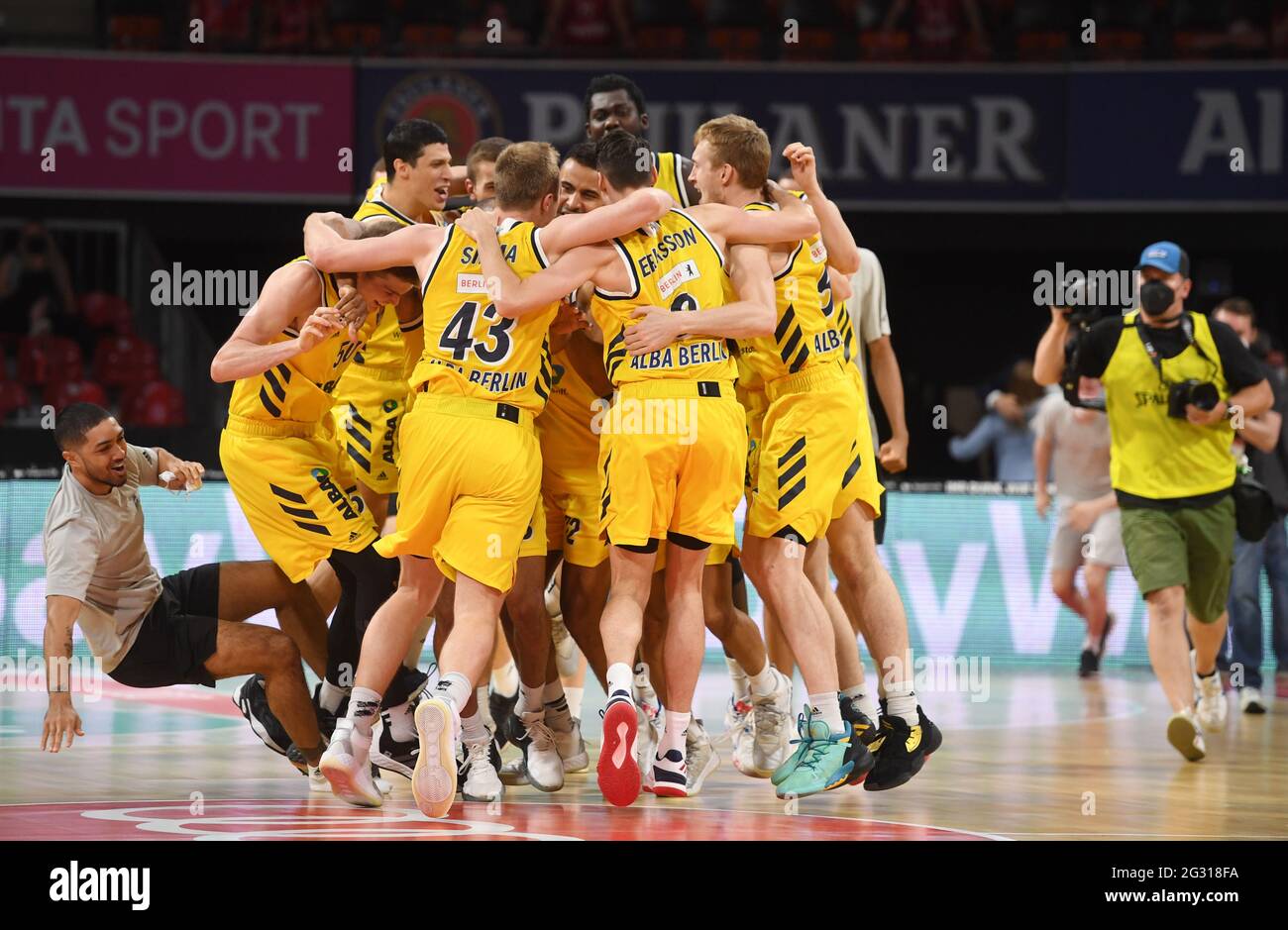 Munich, Germany. 13th June, 2021. Basketball: Bundesliga, FC Bayern Munich  - Alba Berlin, Championship Round, Final, Matchday 4 at the Audi Dome. The  team from Berlin hugs each other after the final