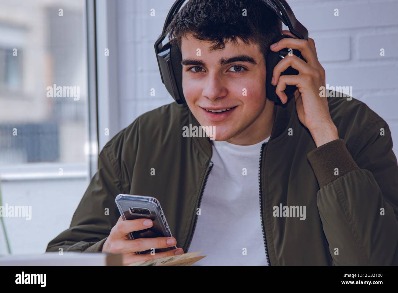Teen phone happy hi-res stock photography and images - Alamy